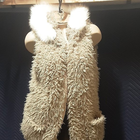 Code faux fur hooded vest - Picture 1 of 4